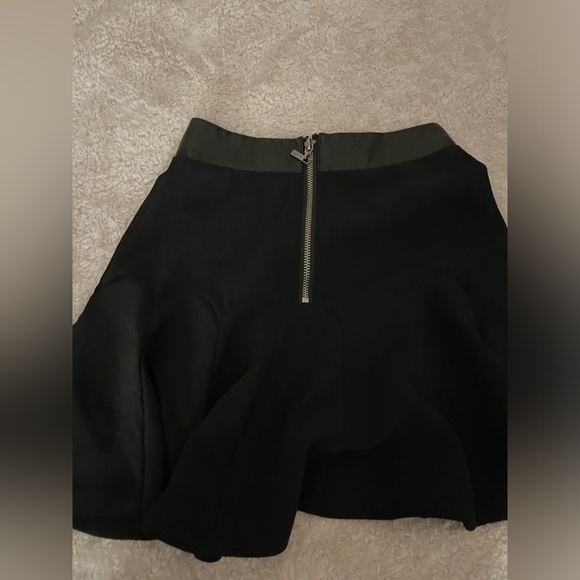 Guess Skirt - Picture 2 of 5